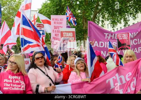 London, Großbritannien. Oktober 2025. 01/10/2025. London, Großbritannien. Die Anti-Migrant-Protestler der Pink Ladies nehmen an einer Demonstration in Westminster teil. Die Gruppe ist gegen die Nutzung von Hotels zur Unterbringung von Asylbewerbern. Foto: Ray Tang Credit: Raymond Tang/Alamy Live News Stockfoto