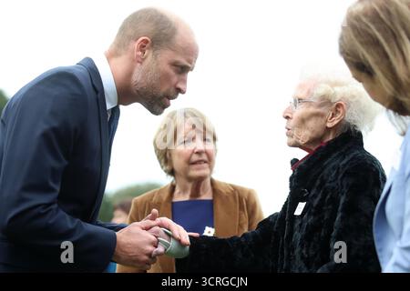 Der Prince of Wales spricht mit Dr. Elaine Laycock beim Start des Global Humanitarian Memorial, des ersten Gedenkwerks für humanitäre Helfer weltweit, das vom britischen Künstler Michael Landy im Gunnersbury Park in London geschaffen wurde. Bilddatum: Mittwoch, 1. Oktober 2025. Stockfoto
