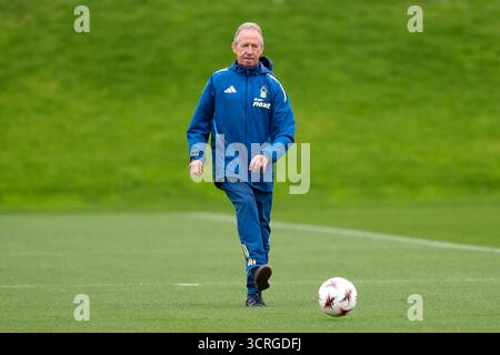 Ehemaliger Spieler und Kapitän John McGovern im Nottingham Forest während eines Trainings an der Nigel Doughty Academy in Nottingham. Bilddatum: Mittwoch, 1. Oktober 2025. Stockfoto