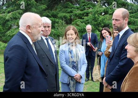 Der Prince of Wales spricht mit Jeremy Bowen (links) beim Start des Global Humanitarian Memorial, des ersten Gedenkwerks für humanitäre Helfer weltweit, das vom britischen Künstler Michael Landy im Gunnersbury Park in London geschaffen wurde. Bilddatum: Mittwoch, 1. Oktober 2025. Stockfoto