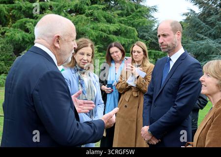Der Prince of Wales spricht mit Jeremy Bowen (links) beim Start des Global Humanitarian Memorial, des ersten Gedenkwerks für humanitäre Helfer weltweit, das vom britischen Künstler Michael Landy im Gunnersbury Park in London geschaffen wurde. Bilddatum: Mittwoch, 1. Oktober 2025. Stockfoto