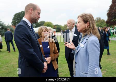 Der Prince of Wales spricht mit Lyse Doucet beim Start des Global Humanitarian Memorial, der ersten Gedenkstätte für humanitäre Helfer weltweit, die vom britischen Künstler Michael Landy im Londoner Gunnersbury Park geschaffen wurde. Bilddatum: Mittwoch, 1. Oktober 2025. Stockfoto