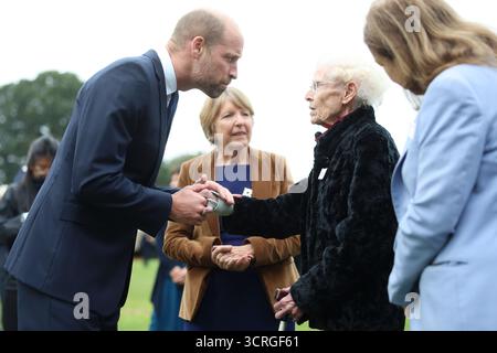 Der Prince of Wales spricht mit Dr. Elaine Laycock beim Start des Global Humanitarian Memorial, des ersten Gedenkwerks für humanitäre Helfer weltweit, das vom britischen Künstler Michael Landy im Gunnersbury Park in London geschaffen wurde. Bilddatum: Mittwoch, 1. Oktober 2025. Stockfoto
