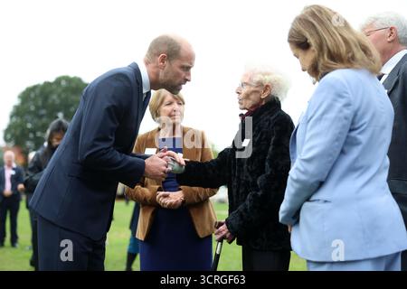 Der Prince of Wales spricht mit Dr. Elaine Laycock beim Start des Global Humanitarian Memorial, des ersten Gedenkwerks für humanitäre Helfer weltweit, das vom britischen Künstler Michael Landy im Gunnersbury Park in London geschaffen wurde. Bilddatum: Mittwoch, 1. Oktober 2025. Stockfoto