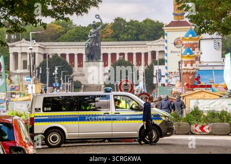Oktoberfest wegen Bombendrohung geschlossen, Polizeisperre am Seiteneingang, München, 1. Oktober 2025 Deutschland, München, 1. Oktober 2025, Oktoberfest heute bis ca 17 Uhr geschlossen wegen einer Sprengstoffdrohung, Polizei durchsucht die Wiesn, die Eingänge sind gesperrt, hier Polizeisperre am Seiteneingang Esperantoplatz, im Hintergrund die Bavaria, auch alle Wiesn-Mitarbeiter mussten heute früh das Gelände verlassen, die sonst so geschäftige Wiesn liegt seltsam still da, gedämpfte Stimmung auch rund um die Theresienwiese, Großeinsatz der Polizei, Terrorgefahr, Sicherheit auf der Wiesn, BA Stockfoto