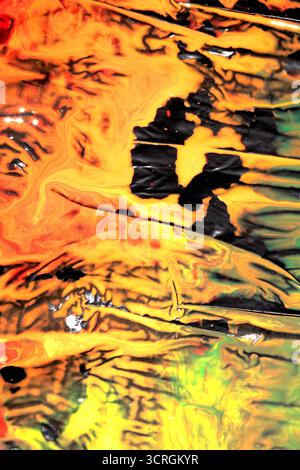 Gemischte nasse acrylfarbene Farbe auf schwarzem Kunststoffhintergrund abstrakter Hintergrundstilspritzer Stockfoto