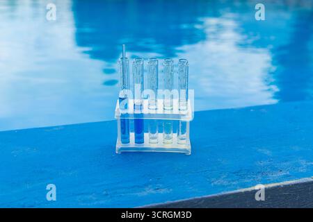 Überprüfen Sie die Wasseranalyse des Beckens. Selektiver Fokus. Natur. Stockfoto