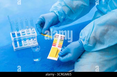 Überprüfen Sie die Wasseranalyse des Beckens. Selektiver Fokus. Natur. Stockfoto