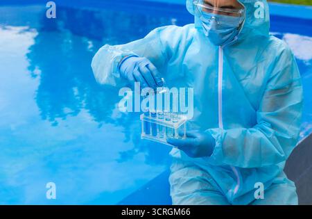 Überprüfen Sie die Wasseranalyse des Beckens. Selektiver Fokus. Natur. Stockfoto