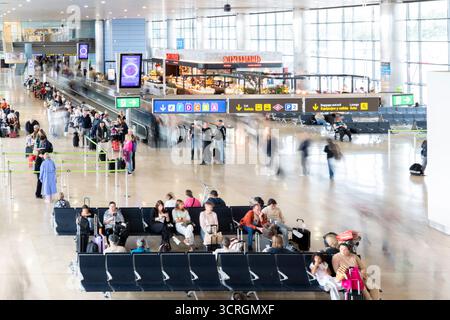 Madrid, Spanien, 28. September 2025: Blick auf den Abflugbereich von Terminal 2 im internationalen Flughafen Madrid Barajas. Verschwommene Personen, um Bewegung anzuzeigen. Stockfoto