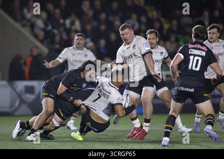 Sammy Arnold von Newcastle Red Bulls kämpft gegen Andy Onyeama-Christie aus Saracens während des Gallagher Prem Rugby-Spiels zwischen Newcastle Red Bulls und Saracens am Freitag, den 26. September 2025, im Kingston Park in Newcastle. (Foto: Michael Driver | MI News) Stockfoto