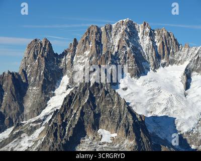 LUFTAUFNAHME. Les Drus (3754 m), Aiguille Verte (4122 m) und Glacier de Talèfre aus Südosten. Chamonix-Mont-Blanc, Haute-savoie, Frankreich. Stockfoto