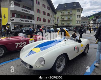 SAN CANDIDO, ITALIEN - 23. SEPTEMBER 2025 - Ferrari Cavalcade Classiche, gewidmet den legendären historischen Modellen von Ferrari in einer Parade, die von jedem PA gefahren wird Stockfoto