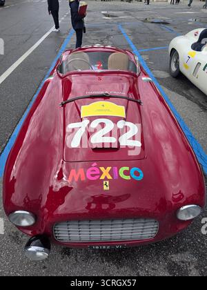 SAN CANDIDO, ITALIEN - 23. SEPTEMBER 2025 - Ferrari Cavalcade Classiche, gewidmet den legendären historischen Modellen von Ferrari in einer Parade, die von jedem PA gefahren wird Stockfoto