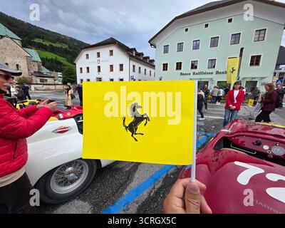 SAN CANDIDO, ITALIEN - 23. SEPTEMBER 2025 - Ferrari Cavalcade Classiche, gewidmet den legendären historischen Modellen von Ferrari in einer Parade, die von jedem PA gefahren wird Stockfoto