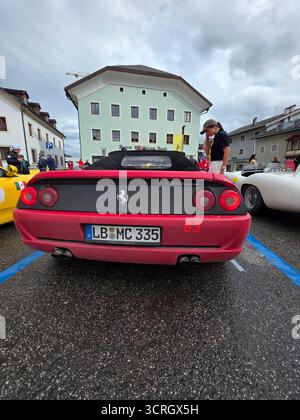 SAN CANDIDO, ITALIEN - 23. SEPTEMBER 2025 - Ferrari Cavalcade Classiche, gewidmet den legendären historischen Modellen von Ferrari in einer Parade, die von jedem PA gefahren wird Stockfoto