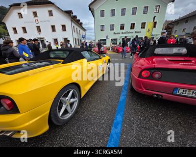 SAN CANDIDO, ITALIEN - 23. SEPTEMBER 2025 - Ferrari Cavalcade Classiche, gewidmet den legendären historischen Modellen von Ferrari in einer Parade, die von jedem PA gefahren wird Stockfoto