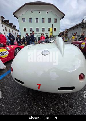 SAN CANDIDO, ITALIEN - 23. SEPTEMBER 2025 - Ferrari Cavalcade Classiche, gewidmet den legendären historischen Modellen von Ferrari in einer Parade, die von jedem PA gefahren wird Stockfoto
