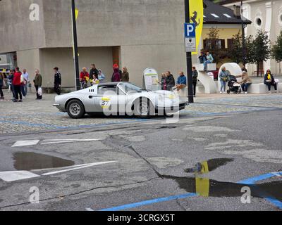 SAN CANDIDO, ITALIEN - 23. SEPTEMBER 2025 - Ferrari Cavalcade Classiche, gewidmet den legendären historischen Modellen von Ferrari in einer Parade, die von jedem PA gefahren wird Stockfoto