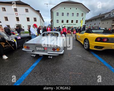 SAN CANDIDO, ITALIEN - 23. SEPTEMBER 2025 - Ferrari Cavalcade Classiche, gewidmet den legendären historischen Modellen von Ferrari in einer Parade, die von jedem PA gefahren wird Stockfoto