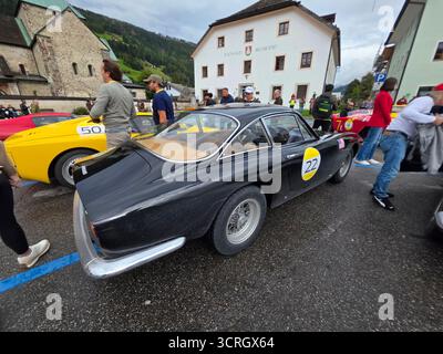 SAN CANDIDO, ITALIEN - 23. SEPTEMBER 2025 - Ferrari Cavalcade Classiche, gewidmet den legendären historischen Modellen von Ferrari in einer Parade, die von jedem PA gefahren wird Stockfoto