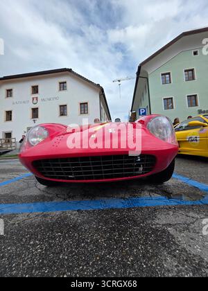 SAN CANDIDO, ITALIEN - 23. SEPTEMBER 2025 - Ferrari Cavalcade Classiche, gewidmet den legendären historischen Modellen von Ferrari in einer Parade, die von jedem PA gefahren wird Stockfoto