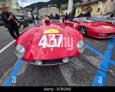 SAN CANDIDO, ITALIEN - 23. SEPTEMBER 2025 - Ferrari Cavalcade Classiche, gewidmet den legendären historischen Modellen von Ferrari in einer Parade, die von jedem PA gefahren wird Stockfoto