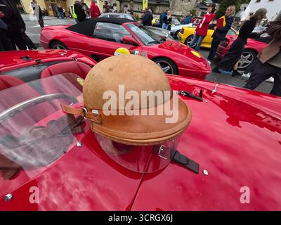 SAN CANDIDO, ITALIEN - 23. SEPTEMBER 2025 - Ferrari Cavalcade Classiche, gewidmet den legendären historischen Modellen von Ferrari in einer Parade, die von jedem PA gefahren wird Stockfoto