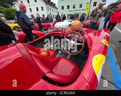 SAN CANDIDO, ITALIEN - 23. SEPTEMBER 2025 - Ferrari Cavalcade Classiche, gewidmet den legendären historischen Modellen von Ferrari in einer Parade, die von jedem PA gefahren wird Stockfoto