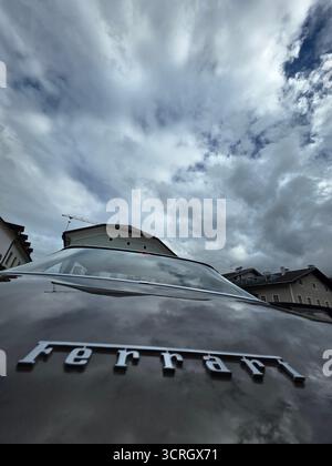 SAN CANDIDO, ITALIEN - 23. SEPTEMBER 2025 - Ferrari Cavalcade Classiche, gewidmet den legendären historischen Modellen von Ferrari in einer Parade, die von jedem PA gefahren wird Stockfoto