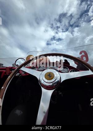 SAN CANDIDO, ITALIEN - 23. SEPTEMBER 2025 - Ferrari Cavalcade Classiche, gewidmet den legendären historischen Modellen von Ferrari in einer Parade, die von jedem PA gefahren wird Stockfoto