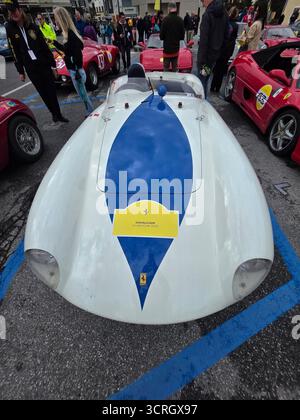 SAN CANDIDO, ITALIEN - 23. SEPTEMBER 2025 - Ferrari Cavalcade Classiche, gewidmet den legendären historischen Modellen von Ferrari in einer Parade, die von jedem PA gefahren wird Stockfoto