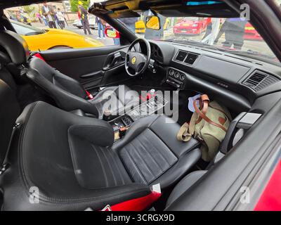 SAN CANDIDO, ITALIEN - 23. SEPTEMBER 2025 - Ferrari Cavalcade Classiche, gewidmet den legendären historischen Modellen von Ferrari in einer Parade, die von jedem PA gefahren wird Stockfoto