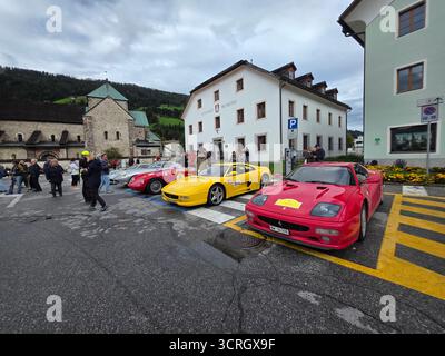 SAN CANDIDO, ITALIEN - 23. SEPTEMBER 2025 - Ferrari Cavalcade Classiche, gewidmet den legendären historischen Modellen von Ferrari in einer Parade, die von jedem PA gefahren wird Stockfoto