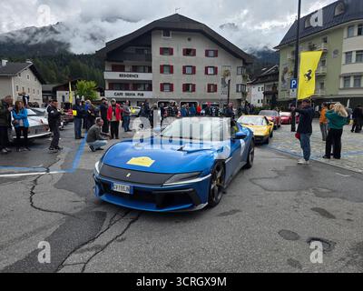 SAN CANDIDO, ITALIEN - 23. SEPTEMBER 2025 - Ferrari Cavalcade Classiche, gewidmet den legendären historischen Modellen von Ferrari in einer Parade, die von jedem PA gefahren wird Stockfoto