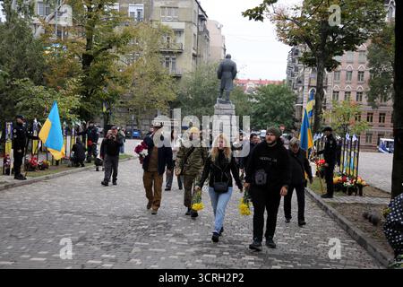 Im zentralen Kultur- und Erholungspark Taras Schewtschenko spazieren die Menschen entlang der Gasse der Helden mit Schildern, die die Namen der gefallenen Soldaten der ukrainischen Streitkräfte tragen. Am 1. Oktober feiert die Ukraine den Tag der Verteidigung, einen Feiertag, der mit dem religiösen fest des Schutzes der Heiligen Jungfrau und dem ukrainischen Kosakentag zusammenfällt. Nach einer Änderung des Kirchenkalenders vor zwei Jahren wurde sein Datum vom 14. Oktober auf den 1. Oktober verschoben. An diesem Tag ehrt die Ukraine all jene, die das Land verteidigt haben und weiterhin verteidigen: Den gefallenen Verteidigern werden Tribut gezollt, und es wird Dank ausgesprochen Stockfoto