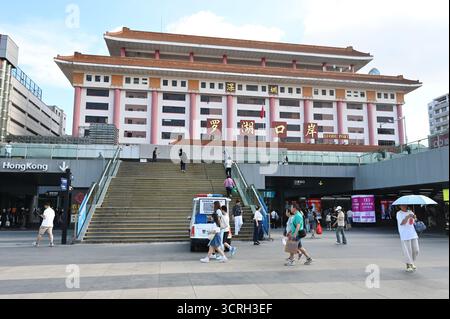 Menschen, die am 1. Oktober 2025 in Shenzhen, China, am Hafen von Luohu vorbeilaufen. Heute ist der Nationaltag der Volksrepublik China. (Foto von Kobe Li/Nexpher Images) Stockfoto