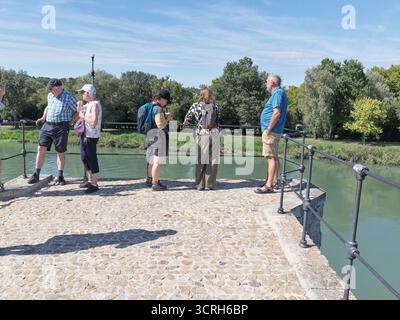 Le Pont d'Avignon (Saint Bénezet) über die Rhone, in der ummauerten Stadt Avignon, Frankreich. Stockfoto