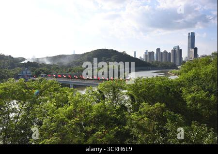 Menschen, die am 1. Oktober 2025 in Shenzhen, China, am Hafen von Luohu vorbeilaufen. Heute ist der Nationaltag der Volksrepublik China. (Foto von Kobe Li/Nexpher Images) Stockfoto