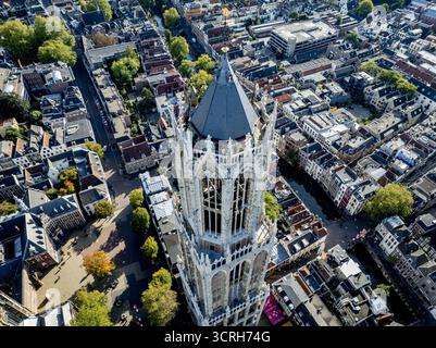 UTRECHT - Überblick über die Stadt Utrecht mit dem Dom Turm. Der Dom von Utrecht ist mit 112,32 Metern der höchste Kirchturm der Niederlande. Sie gilt als Symbol von Utrecht. Der Turm war Teil der St.-Martin-Kathedrale, auch Dom-Kirche genannt, und wurde zwischen 1321 und 1382 nach einem Entwurf von Jan van Henegouwen erbaut. ANP / Hollandse Hoogte / Robin Utrecht niederlande aus - belgien aus Stockfoto