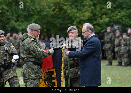 1. Oktober 2025, Sachsen-Anhalt, Möckern: Reiner Haseloff (r, CDU), Ministerpräsident von Sachsen-Anhalt, befestigt das Band mit dem Namen des Regiments an den Fahnenmast bei der Übergabe der Truppenfahne an das Innenwacherregiment 6. Die Soldaten des Regiments hatten sich im Schlosspark Möckern für die Formationsrolle aufgestellt. Das Heimatschutz-Regiment 6 vereint zwei Unternehmen aus Berlin, zwei Unternehmen aus Potsdam und je eine Firma aus Magdeburg und Klietz und ist mit seinem Personal- und Versorgungsunternehmen, dem Spezialbetrieb und dem Ausbildungsbetrieb in Altengrabow stationiert. Foto: Klaus-Dietmar Gabbert/ Stockfoto