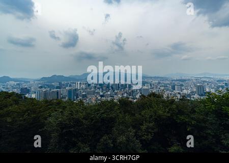 Panoramablick auf die Stadt Seoul von einem Berg an einem bewölkten Tag, Südkorea. Stockfoto