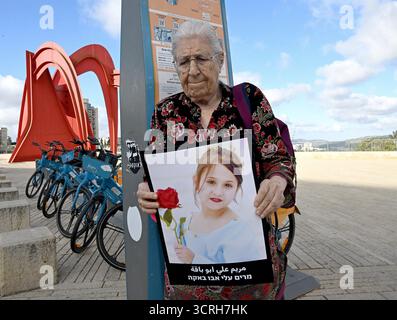 Yad Vashem Holocaust Museum, Israel. Oktober 2025. Ruth Vleeschhouwer, 89, hält ein Foto eines palästinensischen Mädchens, das während einer stillen Mahnwache in der Nähe des Yad Vashem Holocaust Museums in Gaza getötet wurde, um gegen die Tötung und Kriegsverbrechen zu protestieren, die Israel in Gaza begangen hat, am Mittwoch, dem Vorabend von Jom Kippur, dem Tag der Versöhnung, 1. Oktober 2025. Die Mahnwache markierte einen Moment des Gedenkens und der moralischen Reflexion und verband die Erinnerung an vergangene Gräueltaten mit einem dringenden Aufruf, den Verlust unschuldiger Menschenleben heute im Krieg zwischen Israel und der Hamas zu beenden. Jom Kippur ist der heiligste Tag im jüdischen Kalender. Cred Stockfoto