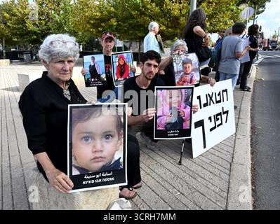Yad Vashem Holocaust Museum, Israel. Oktober 2025. Hanna Arnon, 86, (L) eine Holocaust-Überlebende hält ein Foto eines palästinensischen Mädchens, das während einer stillen Mahnwache in der Nähe des Yad Vashem Holocaust Museums in Gaza getötet wurde, um gegen die Tötung und Kriegsverbrechen zu protestieren, die Israel in Gaza begangen hat, am Mittwoch, dem Vorabend von Jom Kippur, dem Tag der Versöhnung, 1. Oktober 2025. Die Mahnwache markierte einen Moment des Gedenkens und der moralischen Reflexion und verband die Erinnerung an vergangene Gräueltaten mit einem dringenden Aufruf, den Verlust unschuldiger Menschenleben heute im Krieg zwischen Israel und der Hamas zu beenden. Jom Kippur ist der heiligste Tag im jüdischen Kalender. Credi Stockfoto