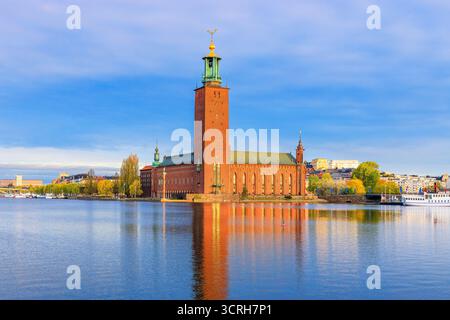 Stockholm, Schweden. Stockholmer Rathaus an einem Sommermorgen. Stockfoto