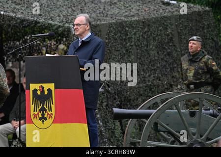 1. Oktober 2025, Sachsen-Anhalt, Möckern: Reiner Haseloff (r, CDU), Ministerpräsident des Landes Sachsen-Anhalt, spricht an die Soldaten beim Aufgabebuch des Heimatschutzregiments 6. Das Homeland Security Regiment 6 vereint zwei Unternehmen aus Berlin, zwei Unternehmen aus Potsdam und je eine Gesellschaft aus Magdeburg und Klietz und ist mit seinem Personal- und Versorgungsunternehmen, der Spezialgesellschaft und der Ausbildungsfirma in Altengrabow stationiert. Foto: Klaus-Dietmar Gabbert/dpa Stockfoto