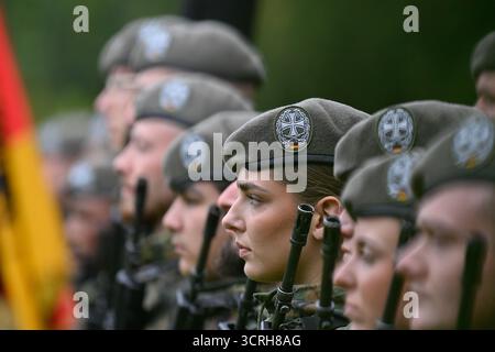 1. Oktober 2025, Sachsen-Anhalt, Möckern: Soldaten und Frauen des Heimatwachregiments 6 haben sich im Schlosspark Möckern aufgereiht. Sie tragen die neue Baskenmütze der Bundeswehr, die die Farbe „Steingrau Olive“ hat. Die Einsatzparade des Regiments fand im Schlosspark statt. Das Heimwache-Regiment 6 vereint zwei Berliner Unternehmen, zwei Potsdamer Unternehmen und je eine Firma aus Magdeburg und Klietz und ist mit seinem Personal- und Versorgungsunternehmen, der Spezialgesellschaft und der Ausbildungsfirma in Altengrabow stationiert. Foto: Klaus-Dietmar Gabbert/dpa Stockfoto