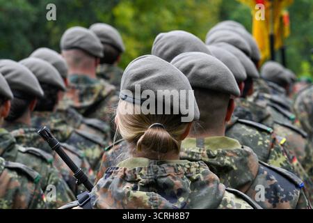 1. Oktober 2025, Sachsen-Anhalt, Möckern: Soldaten und Frauen des Heimatwachregiments 6 haben sich im Schlosspark Möckern aufgereiht. Sie tragen die neue Baskenmütze der Bundeswehr, die die Farbe „Steingrau Olive“ hat. Die Einsatzparade des Regiments fand im Schlosspark statt. Das Heimwache-Regiment 6 vereint zwei Berliner Unternehmen, zwei Potsdamer Unternehmen und je eine Firma aus Magdeburg und Klietz und ist mit seinem Personal- und Versorgungsunternehmen, der Spezialgesellschaft und der Ausbildungsfirma in Altengrabow stationiert. Foto: Klaus-Dietmar Gabbert/dpa Stockfoto