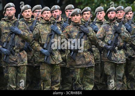 1. Oktober 2025, Sachsen-Anhalt, Möckern: Soldaten und Frauen des Heimatwachregiments 6 haben sich im Schlosspark Möckern aufgereiht. Sie tragen die neue Baskenmütze der Bundeswehr, die die Farbe "Steingrau Olive" hat. Die Einsatzparade des Regiments fand im Schlosspark statt. Das Heimwache-Regiment 6 vereint zwei Berliner Unternehmen, zwei Potsdamer Unternehmen und je eine Firma aus Magdeburg und Klietz und ist mit seinem Personal- und Versorgungsunternehmen, der Spezialgesellschaft und der Ausbildungsfirma in Altengrabow stationiert. Foto: Klaus-Dietmar Gabbert/dpa Stockfoto