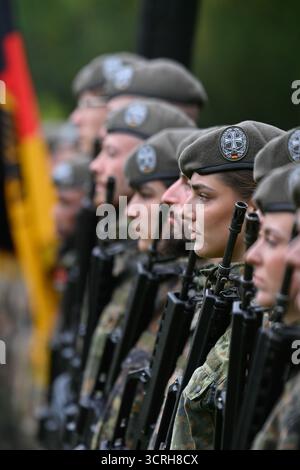 1. Oktober 2025, Sachsen-Anhalt, Möckern: Soldaten und Frauen des Heimatwachregiments 6 haben sich im Schlosspark Möckern aufgereiht. Sie tragen die neue Baskenmütze der Bundeswehr, die die Farbe „Steingrau Olive“ hat. Die Einsatzparade des Regiments fand im Schlosspark statt. Das Heimwache-Regiment 6 vereint zwei Berliner Unternehmen, zwei Potsdamer Unternehmen und je eine Firma aus Magdeburg und Klietz und ist mit seinem Personal- und Versorgungsunternehmen, der Spezialgesellschaft und der Ausbildungsfirma in Altengrabow stationiert. Foto: Klaus-Dietmar Gabbert/dpa Stockfoto